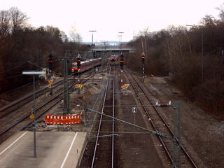 Blick vom Bahnhofssteg nach Osten zur Brücke der Solitudeallee