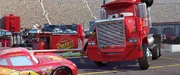 Mack como único miembro del equipo de pits de McQueen.