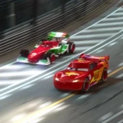 El repentino giro exterior de McQueen le dio a Francesco la oportunidad de liderar las últimas curvas.