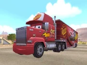 Mack afuera del Café de Flo.