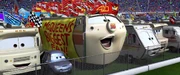 Albert Hinkey anima a Rayo McQueen después de sortear con éxito un accidente de varios coches.