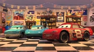 Dale visita museo de Carreras en Radiador Springs con Weathers y la señora Weathers.