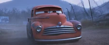Smokey se reúne y habla con McQueen.