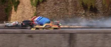 Raoul ÇaRoule es golpedo por Rip Clutchgoneski.