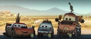 Jeremy tomando gasolina junto a Rayo y a Mate