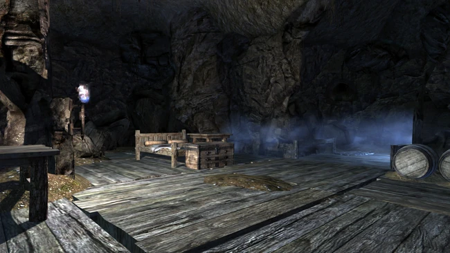 Кровать главы племени изгоев и сундук рядом с ней.