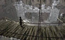 Pasarela que cruza el centro de la mina.