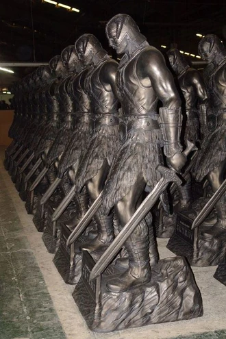 Статуі Цмоканароджанага ў чалавечы ўзрост, зробленыя на заказ Bethesda