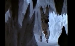 Imagen de Luke Skywalker colgando del techo de la cueva de Hoth en La guerra de las galaxias: Episodio V - El Imperio contraataca.