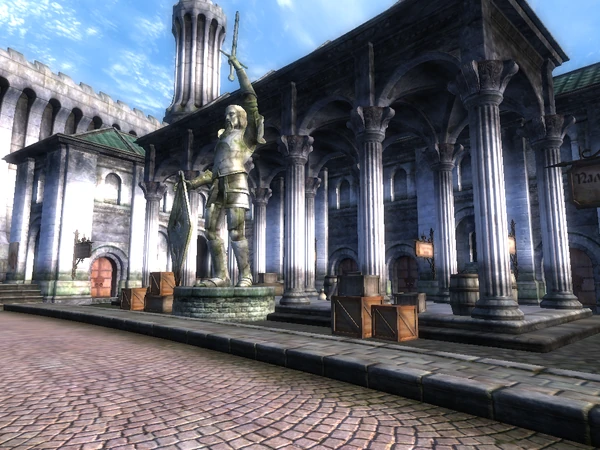 Западная статуя и колоннада за ней