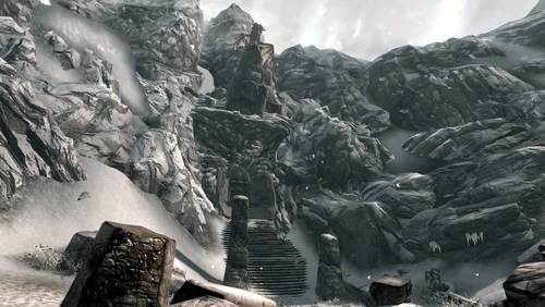 Дракон сидит над Стеной Слов