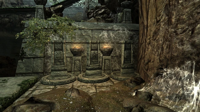 Вращающиеся каменные пьедесталы, опускающие разводной мост.