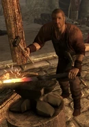 Glover arbeitet an der Schmiede