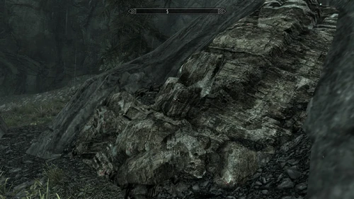 Nordwestlich der Felsrinnenhöhle