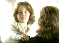 Eldarion en brazos de su padre, el rey Elessar.