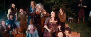Belladonna Tuk (al centro), junto con su padre, Gerontius Tuk (el "viejo Tuk") a su izquierda y a sus pies su hijo Bilbo Bolsón de pequeño (con sombrero) en la versión extendida de "El Hobbit" de Peter Jackson.