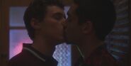 Omar and Ander kiss at Samuel's party S01E03