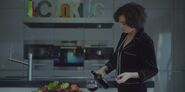 Laura in her kitchen S01E02