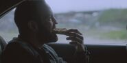 Thug eating in a car S01E04