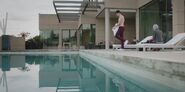 Guzmán by his pool S01E02