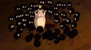 Los Susuwatari viendo a Bo(Ratón),explicando lo que hizo Chihiro