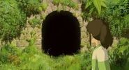 Chihiro observando el Túnel antes de irse.