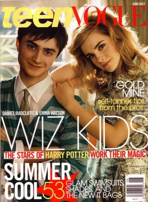 Emma Watson investe na estampa xadrez para editorial da revista <em>Teen  Vogue</em>