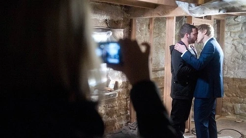 Katie catches Robert and Aaron kissing and takes a picture