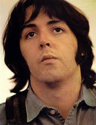 paul con cabello grande