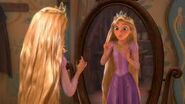 Rapunzel mirandose al espejo con la corona