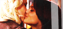 Naomi-and-Emily-skins-18569702-500-234.gif