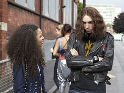 Skinsseason5e02a.jpg