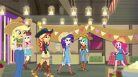 Applejack welcomes her friends to the party EGDS25