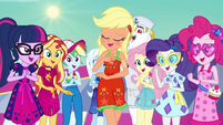 Applejack stands up with a sunburn EGDS41