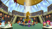 EG3 uczniowie Canterlot w bibliotece