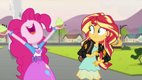 Pinkie Pie holding two cupcakes EG3