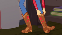 Applejack putting on her boots EGDS25