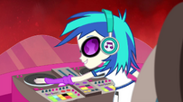 DJ Pon-3 starting the music EG2