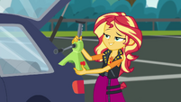 Sunset Shimmer holding an "apple"-jack CYOE5b