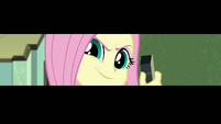 Screen narrows around Fluttershy's face EGDS10