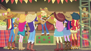 Applejack singing for her friends EGDS25