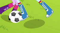 Rainbow Dash steals the ball EG