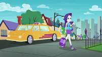 Rarity walking up to her house EGDS40