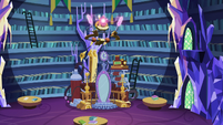 The Crystal Mirror in Twilight's castle library EGS3