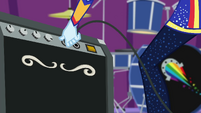 Rainbow Dash plugs in her guitar EGROF