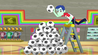 Rainbow Dash's boss about to stack the last ball SS14