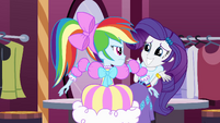 Rainbow Dash looks angrily at Rarity EG