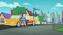 Rarity stepping out of the taxicab EGDS40