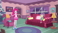 Pinkie Pie tosses off her oven mitts EGDS3