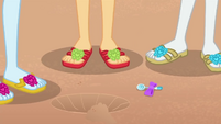 Rarity's lost earring falls on the sand EGDS15